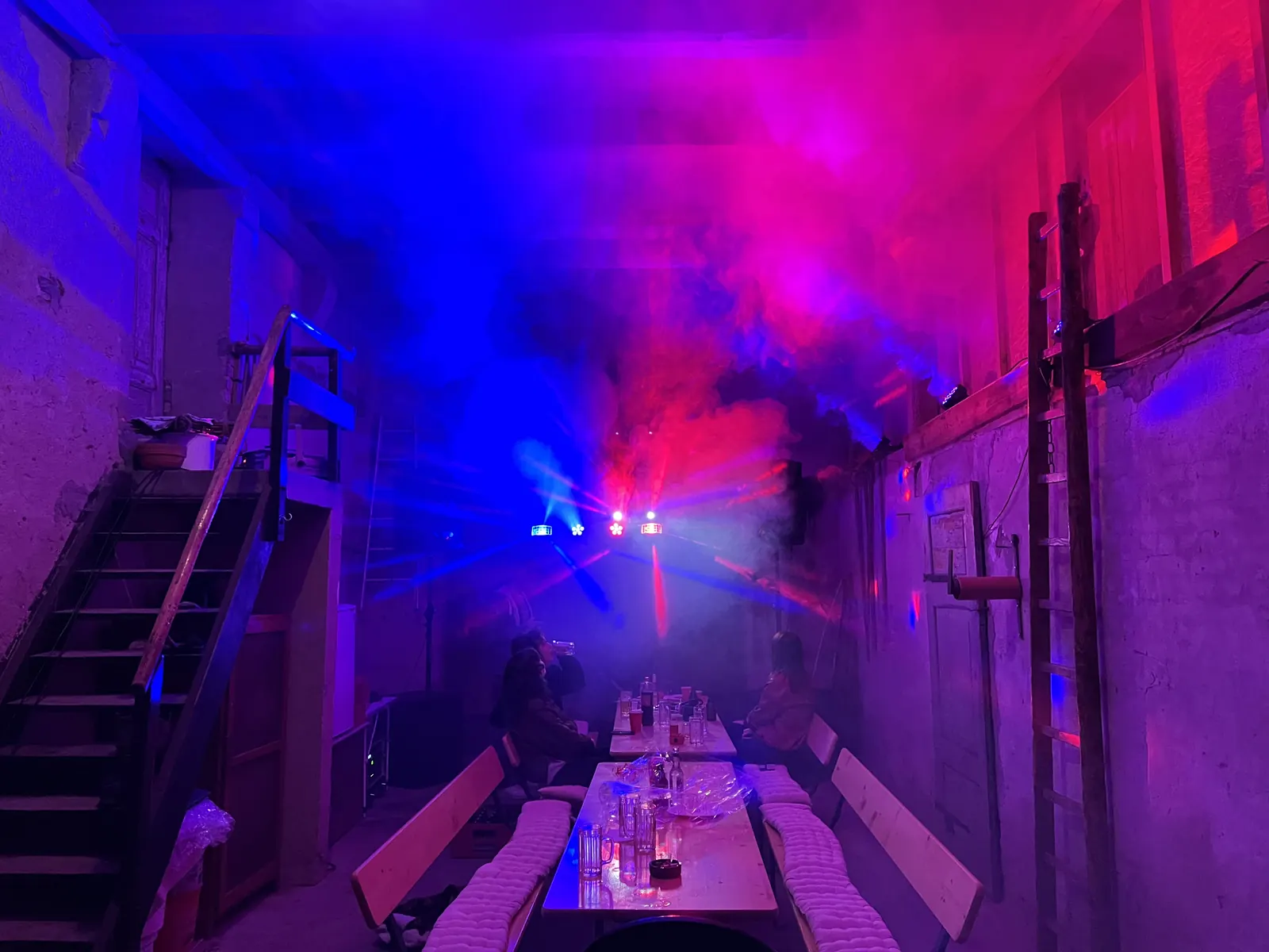 Party in einer Scheune mit Partylicht, Nebel und blau-magentafarbener Beleuchtung
