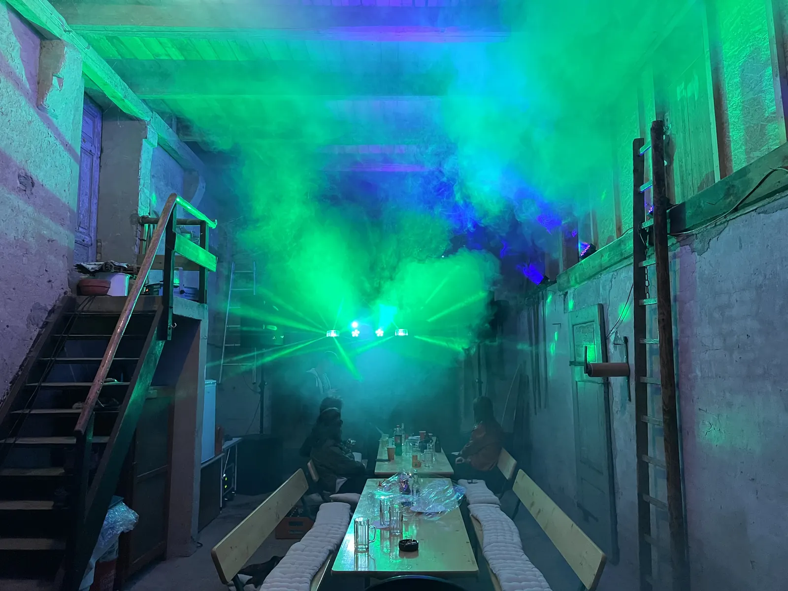 Scheune in grünem Licht mit Nebel