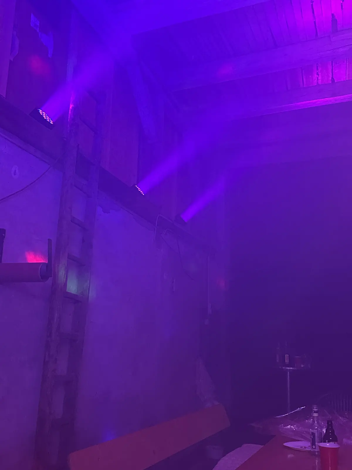 Mit RGB-Strahlern beleuchtete Scheunendecke