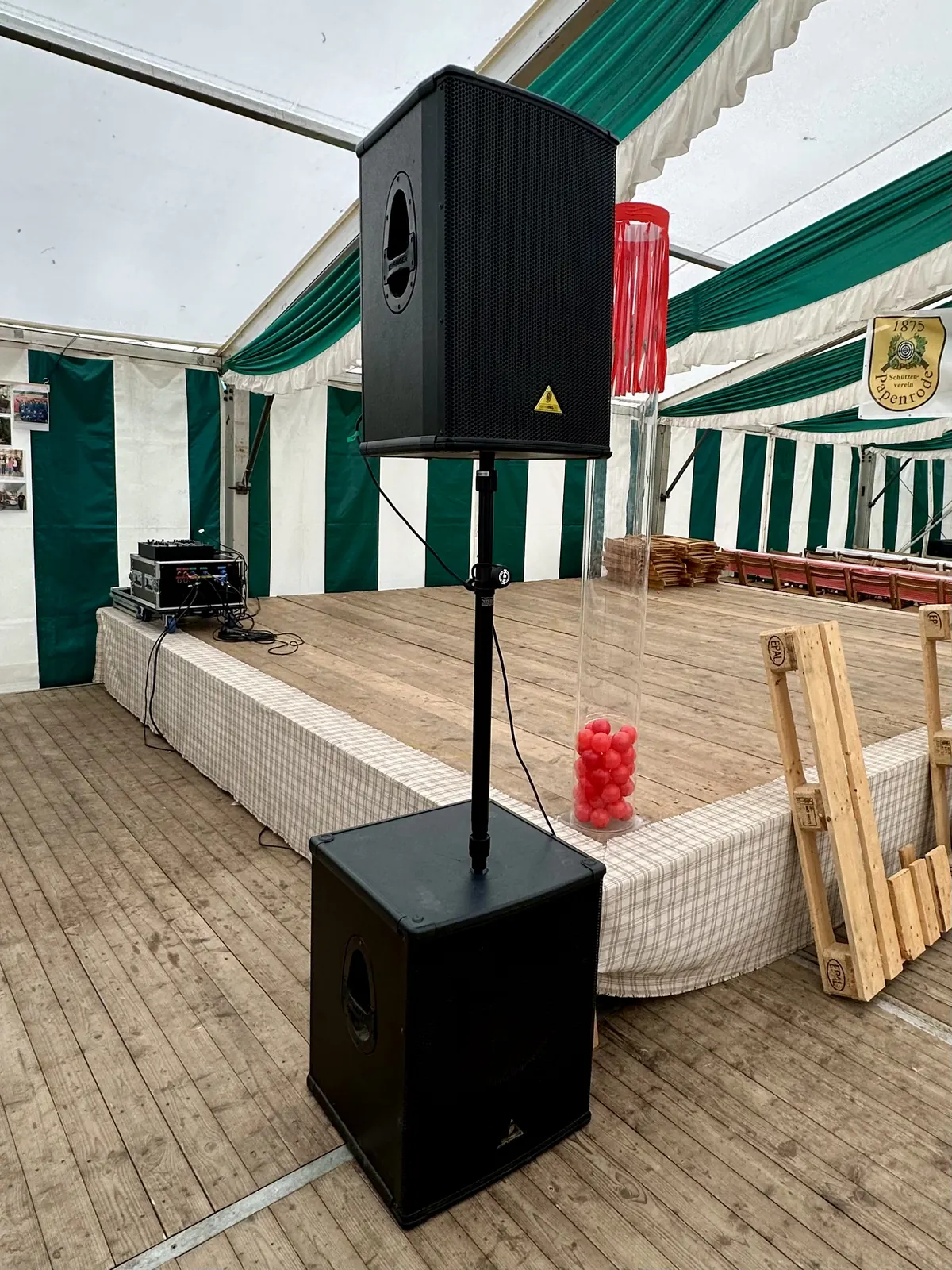 Toplautsprecher auf Stativ im Festzelt